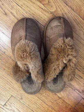 Rouge Sherpa Slippers Size 9/10 or Large